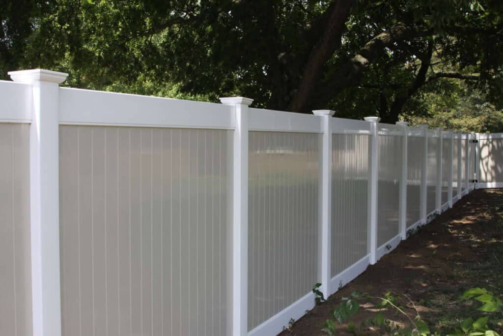 Custom vinyl privacy fence installers around Fort Wayne, IN