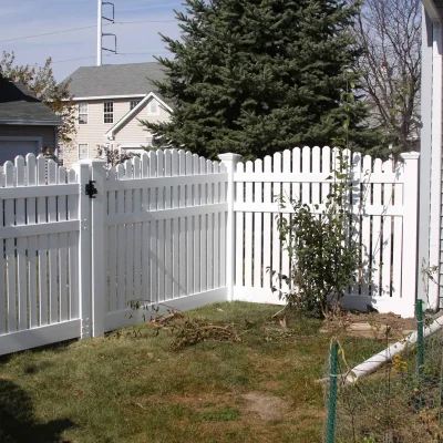 vinyl fence with gate