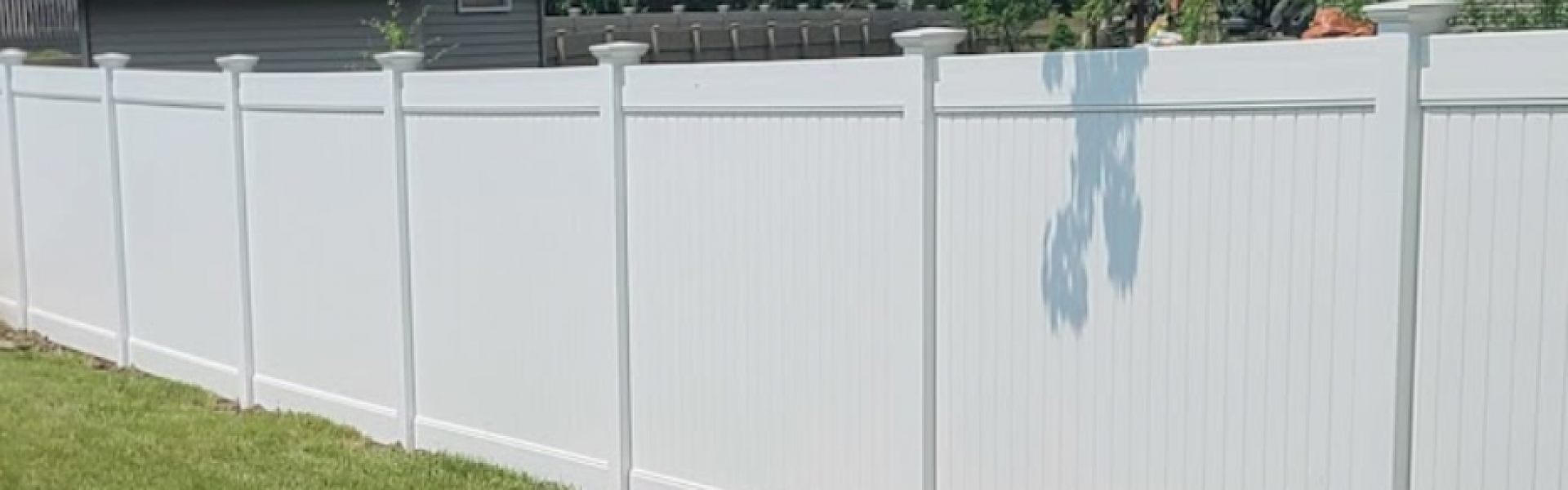 white vinyl privacy fence